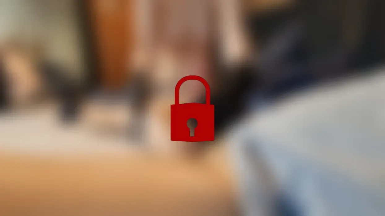 Schwanz in Lack Handschuhen gemolken!!