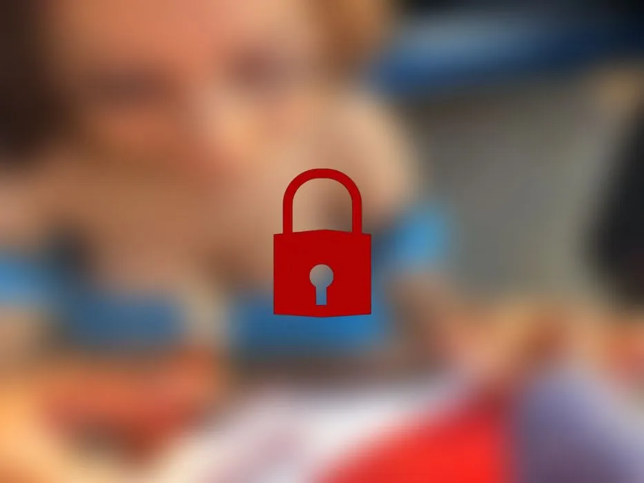 Beifahrer Test bestanden? Auf der Motorhaube Outdoor von Uber gehämmert ;)