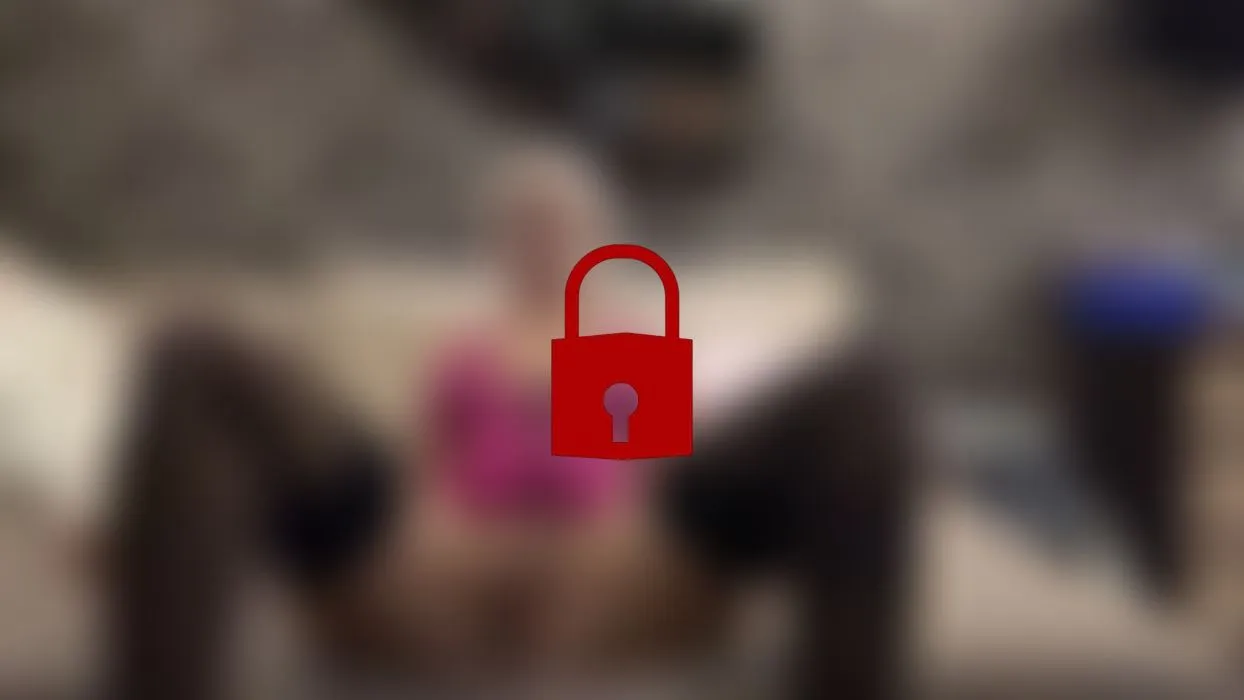 Ich bin heute richtig gut angezogen! Ich trage schwarze High Heels, unbeschädigte Strümpfe und ein sexy pinkes Latexkleid.