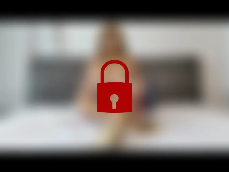 Sexy Thai spielt mit einem Sucktoy an sich rum