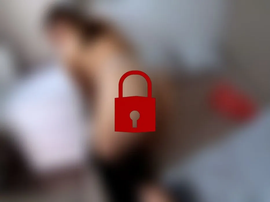 TEIL 2 Voyeur hat Spaß mit Brünette in ihrem Haus