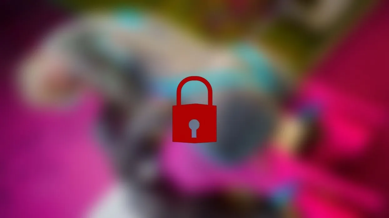 Tätowiertes U-Boot wird mit langem Spielzeug Deepthroat trainiert und anal gefistet