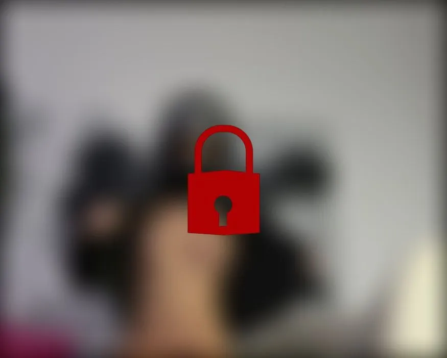 Strip in Leder und Motorradhelm