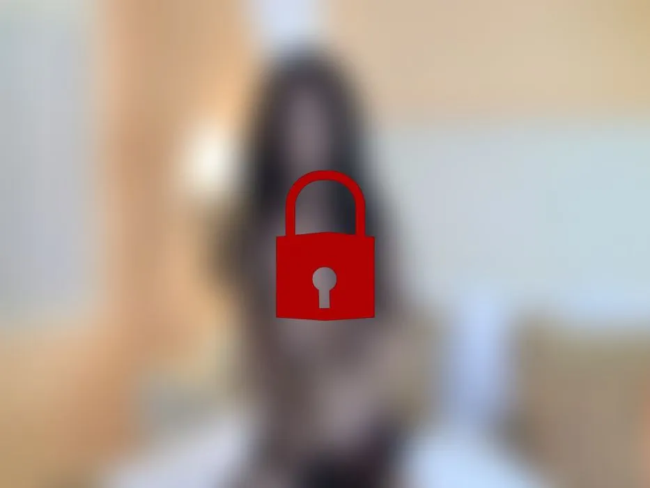 Im Hotelbett wartet Schokobebe auf Dich.