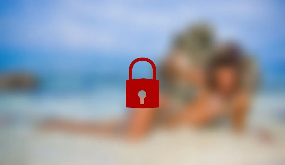 Absolut heißeste Transe, die nackt im Wasser spielt
