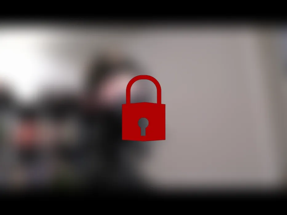 Latexgötting mit Gasmaske