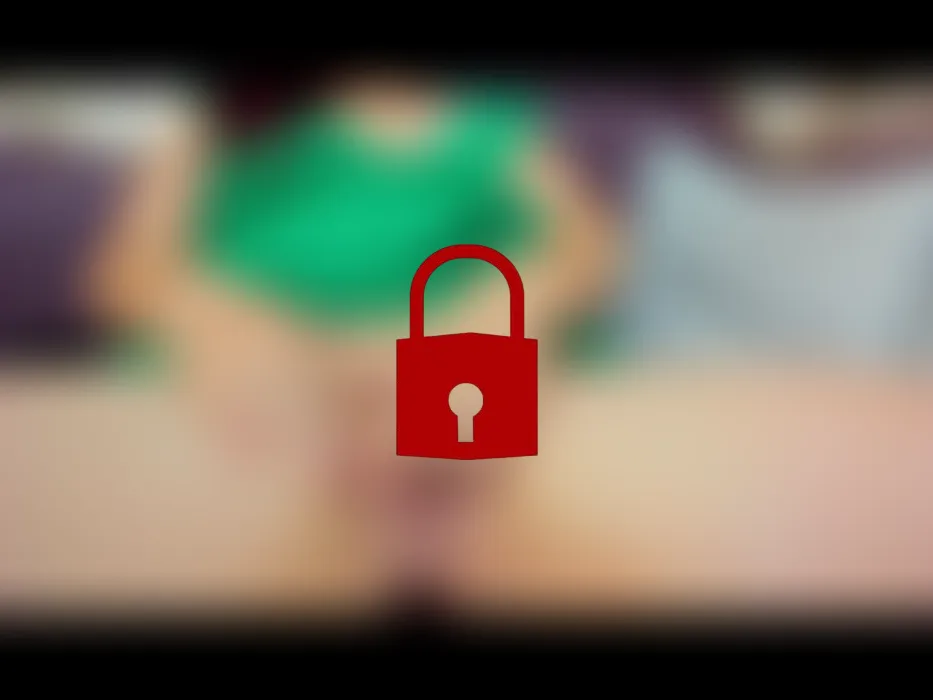 Ich spiele mit meinen Fingern in meiner reifen Muschi