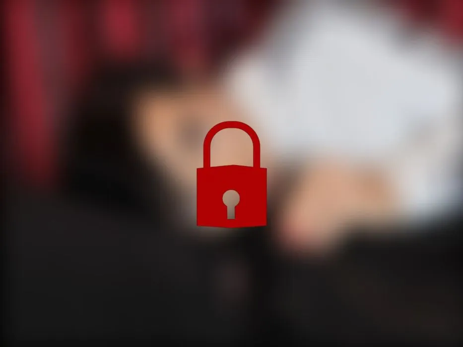 Er spritzt seiner Freundin einfach ins Gesicht