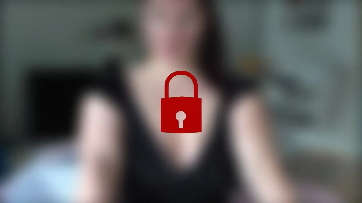 Behaarte Muschi gefickt mit dem Dildo