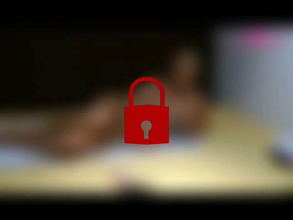 Klammern an den Titten und Arsch gefickt