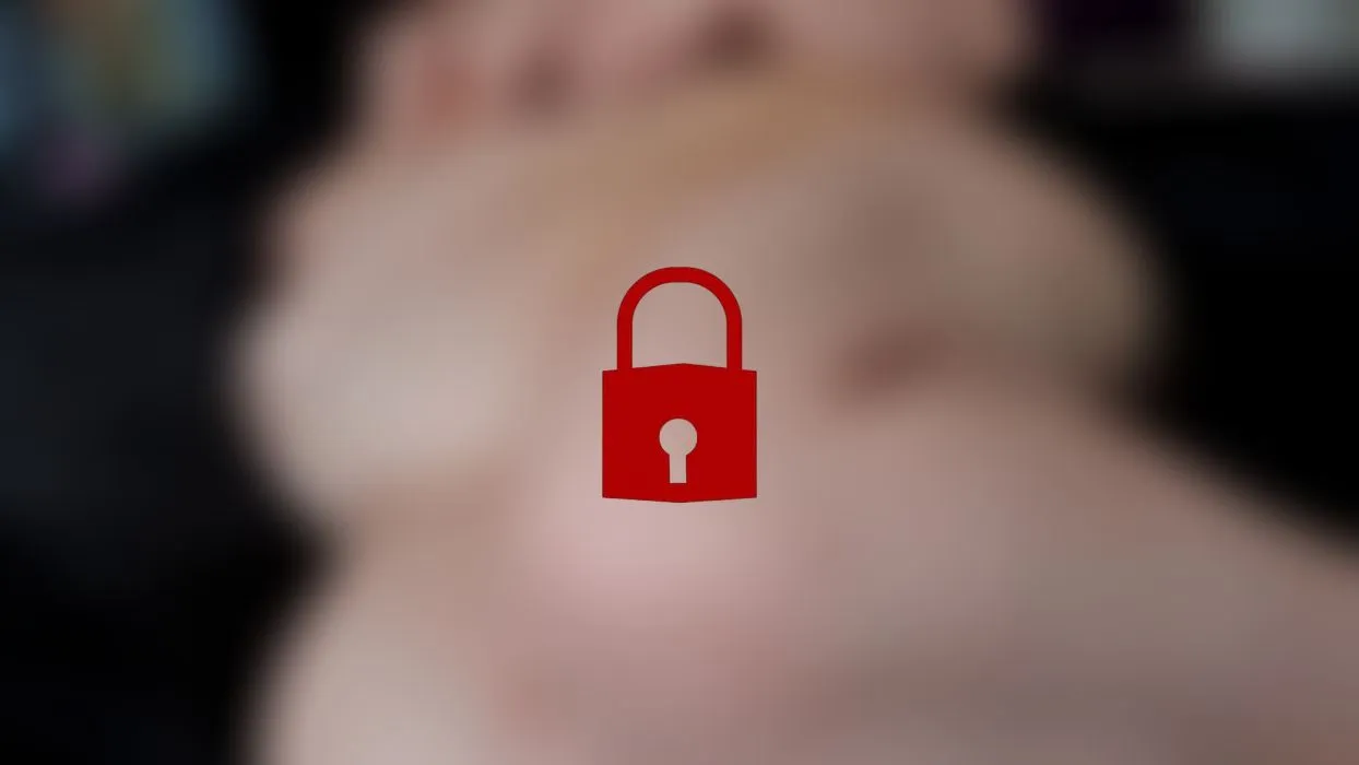 BBW-Fotze und Arsch schön nah mit zwei Dildos bearbeitet