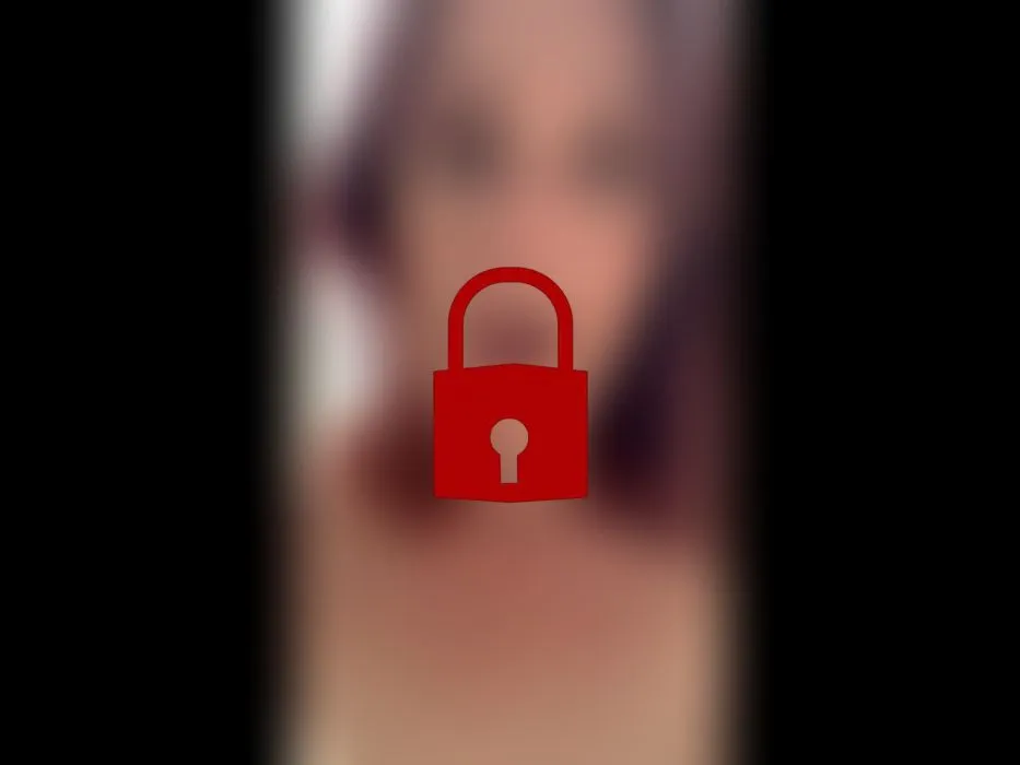 Bei heißem Wetter mit Dildo spielen