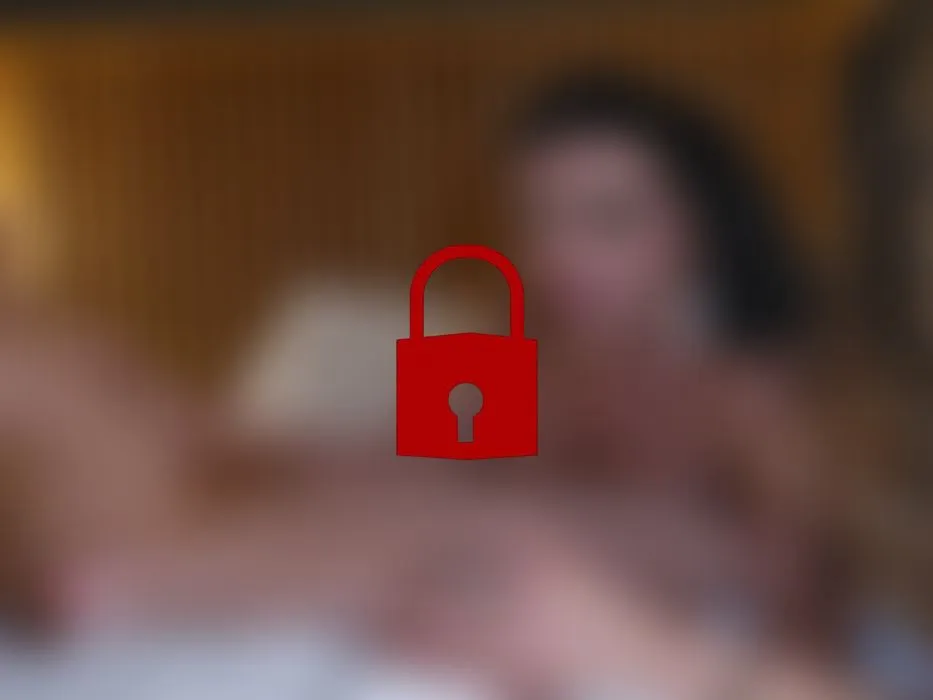 Ich habe es mit 2 geilen Ladys im Hotelzimmer getrieben. Wir haben uns langsam angenähert und du siehst, wie wir uns küssen und gegenseitig berühren.