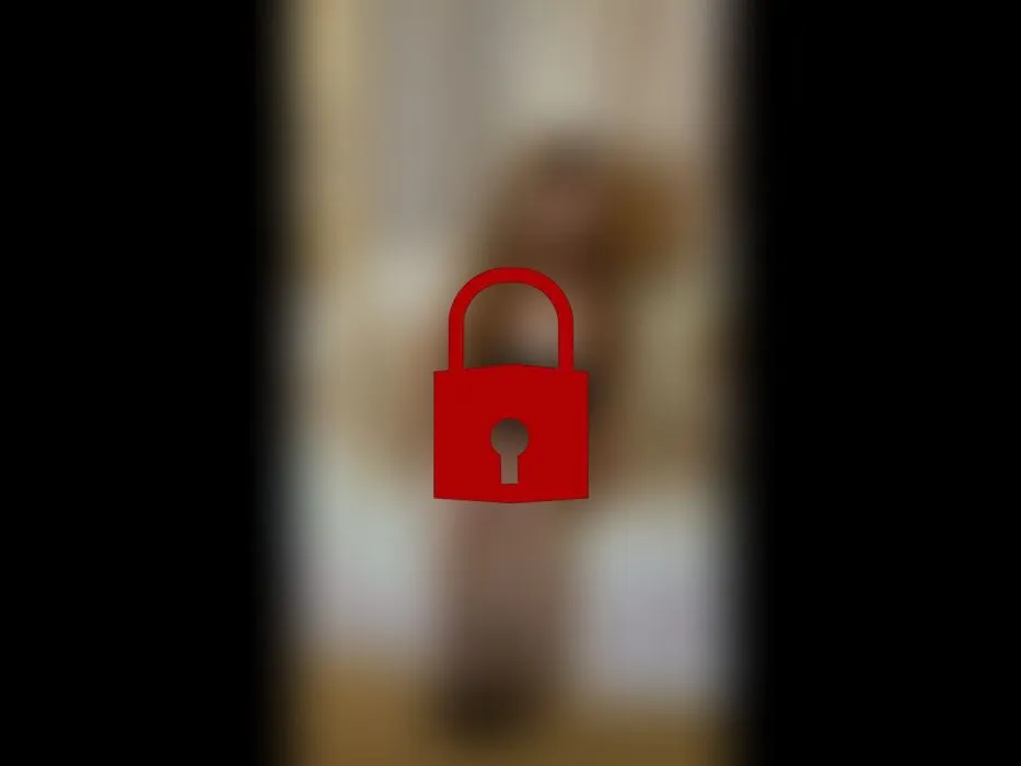 Heiße Netzstrumpfhose und das erste mal einen Plug im Arsch vor der Kamera!