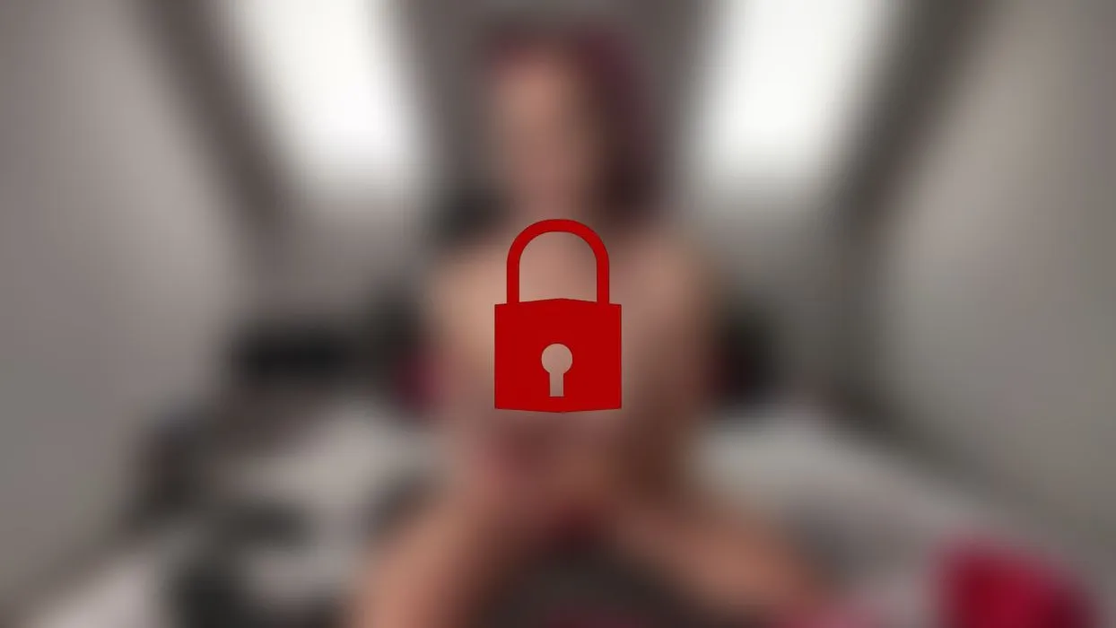 Kunstsperma auf den Boobs verteilt und verrieben.mp4
