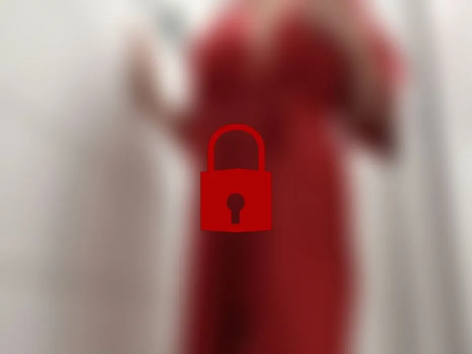 Weihnachtsengel schäumt sich unter der Dusche ein