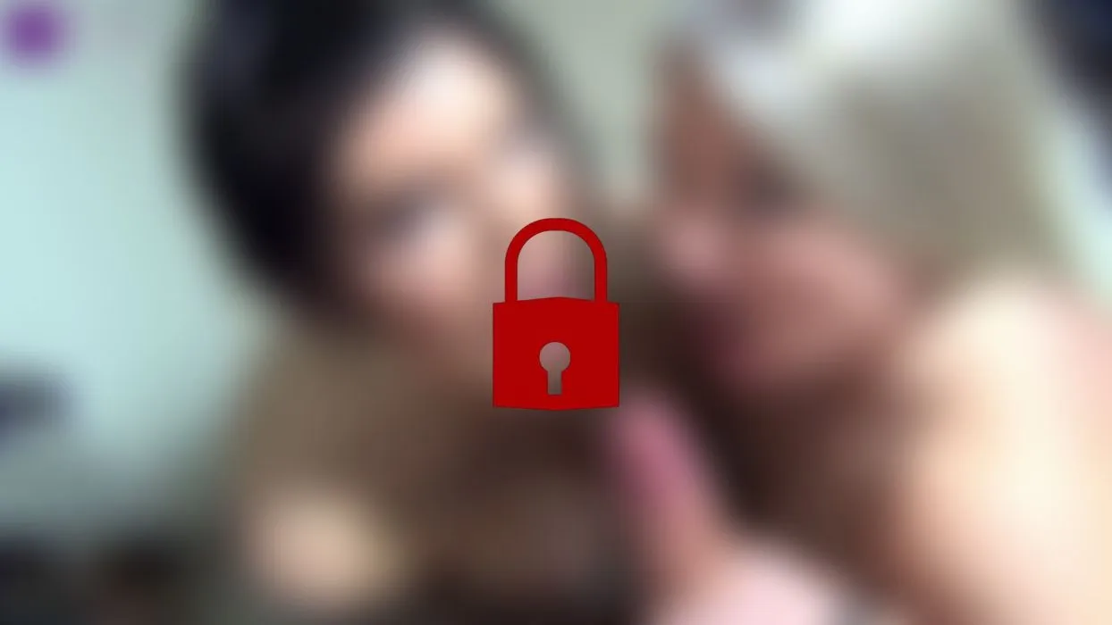 TS-Amal und Rosella blasen einen großen Userschwanz und schlucken sein Sperma!