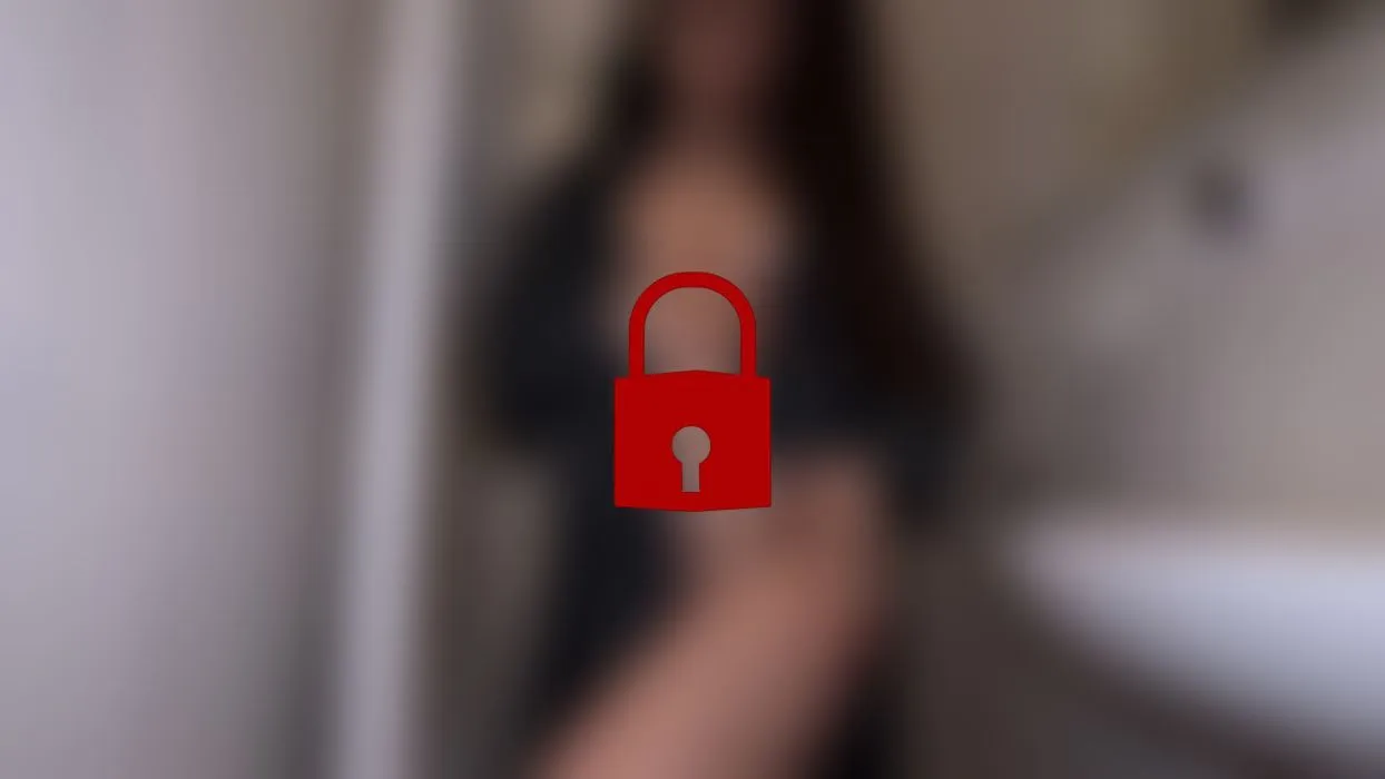 Versauten kotzender Facefuck mit riesigen Regenbogen Dildo