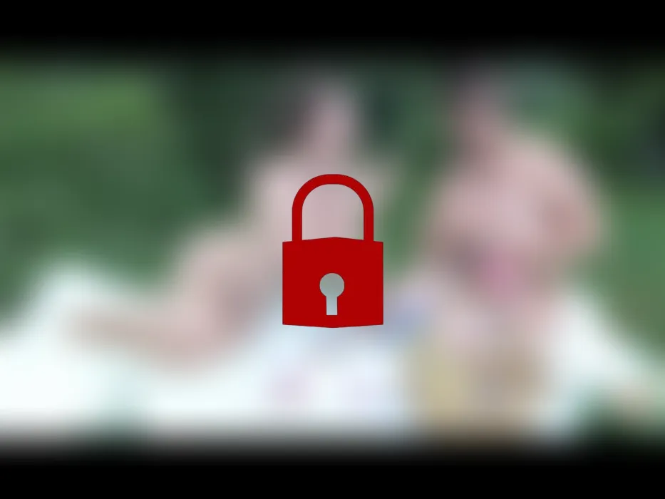 Nackt-Picknick mit sexy Essenschlacht