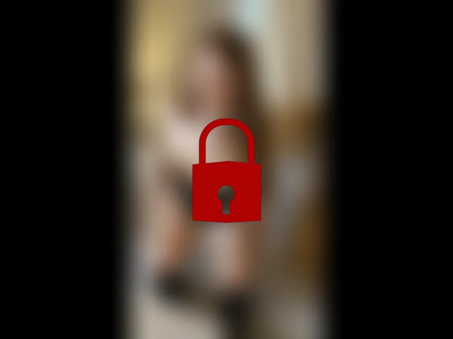 Ich ficke mich mit einem geilen Dildo in einer heißen schwarzen Lack-Korsage!
