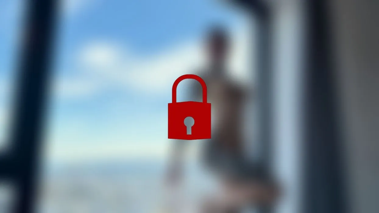 dünne Skinny Bitch vor großer fensterfront durchgefickt 