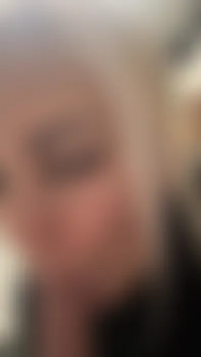 Ich ziehe mich aus und lutsche einen großen Schwanz und es gefällt mir!