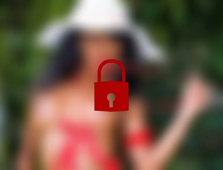 Raunchy Shemale zeigt sexy Beine und Schwanz PT2