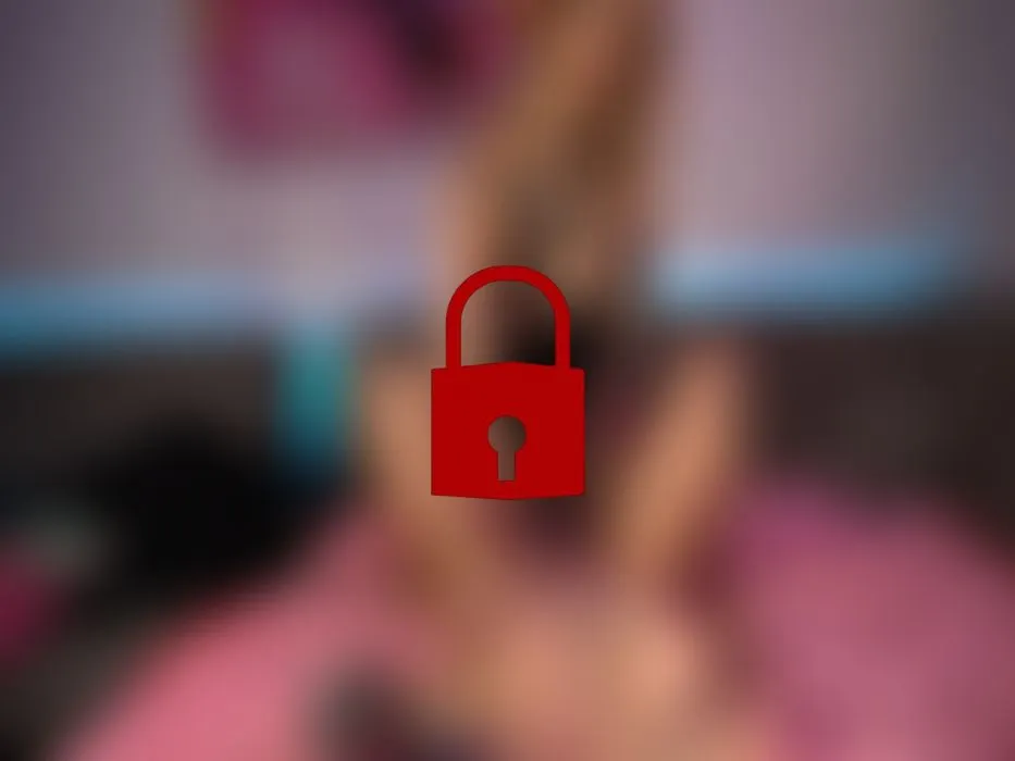 Herrin Sophia fickt die kleine schlampe stopft ihr fickmaul und spuckt auf sie