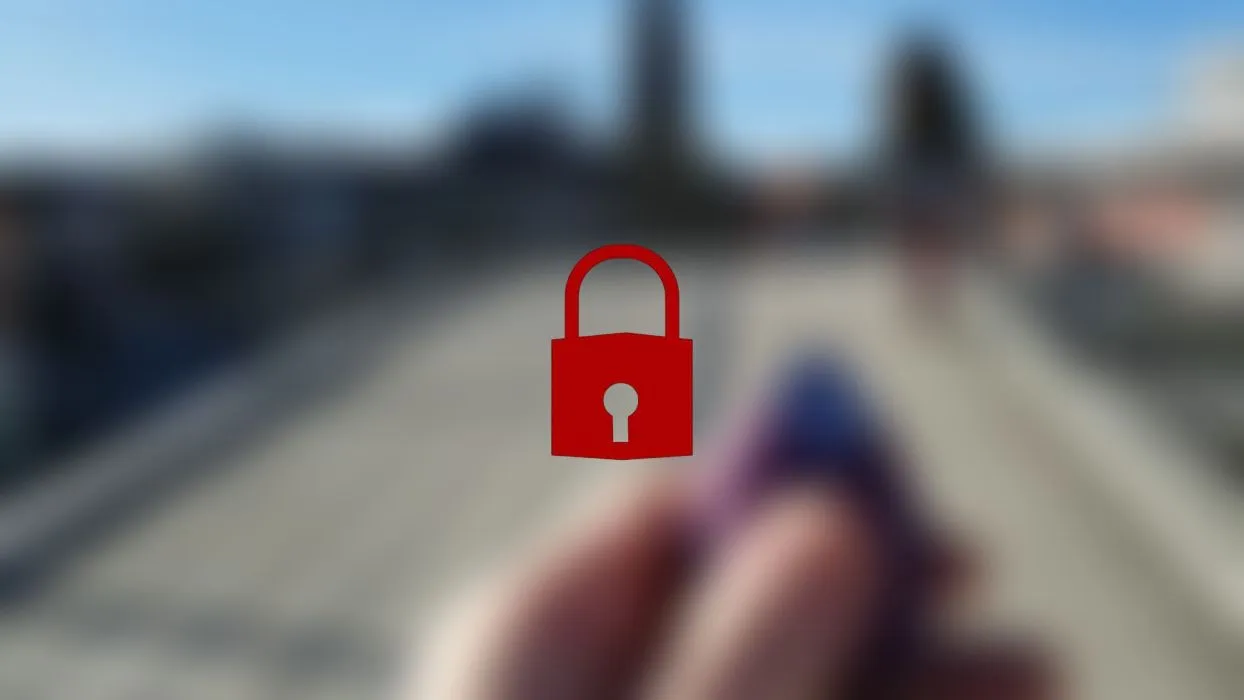 FERNGESTEUERT durch die Stadt! Blowjob in der Umkleide!