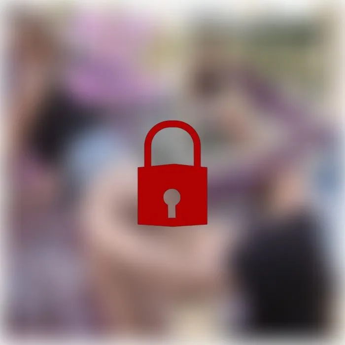 USERDATE!! Getragene Höschenverkauf direkt an der Bushaltestelle.