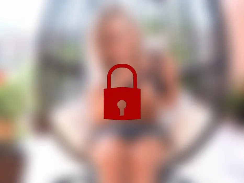 Dreist auf der Terrasse zum Orgasmus gefingert! Mit meinem Nachbar nebenan