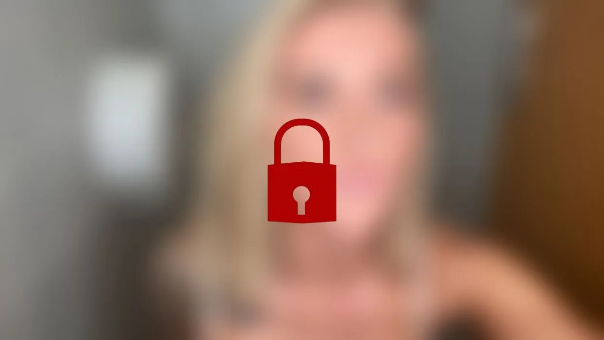 Psst! Ich machs mir auf dem öffentlichen WC! 😏😈