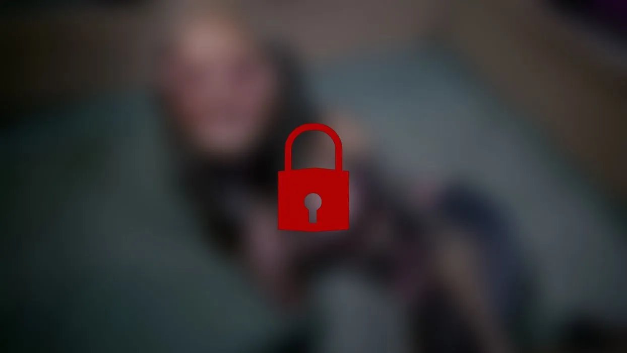 Süße mit Brille lutscht einen Schwanz und wird ANAL gefickt