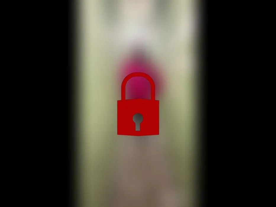 Teen 18 muss in der Garage pissen wurde vor 2 Stunden durchgefickt. Ihr seht es an dem Loch_
