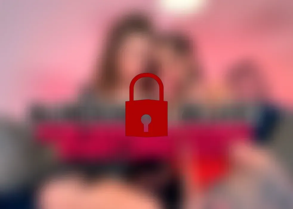 BLEIB KEUSCH, SKLAVE! Deine Herrinnen sperren deinen Lümmel weg!😈