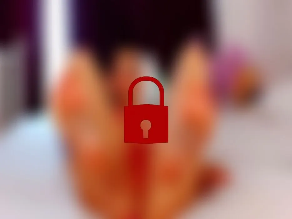 deinen Schwanz mit sexy Füßen wichsen
