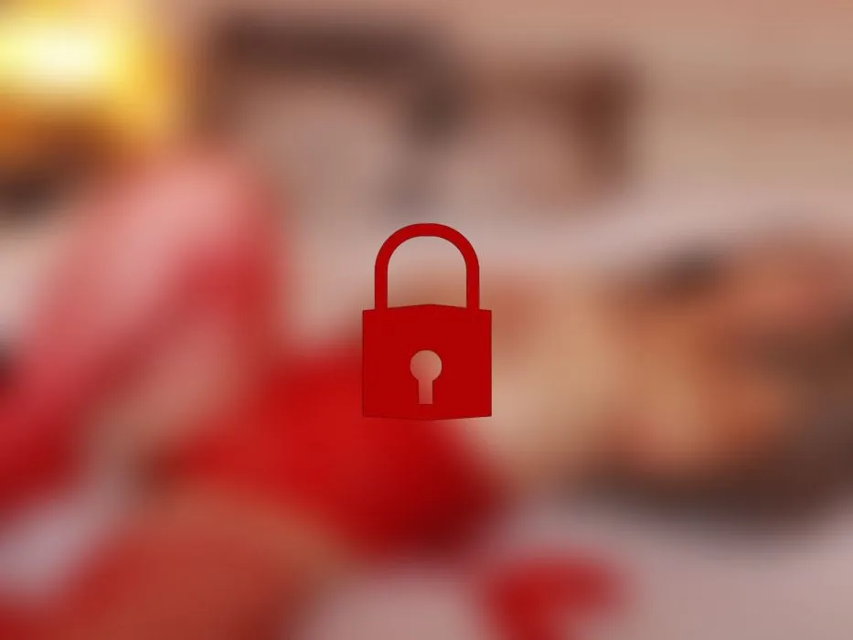 Sinnliche Dame vergnügt sich mit ihren Spielzeugen in Mund und Muschi!