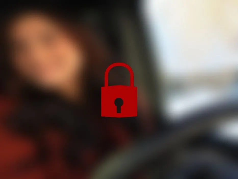 Versautes Luder fingert sich im Auto