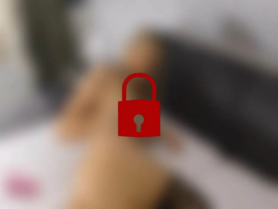 Anal-Plug unter Nylon-Strumpfhosen