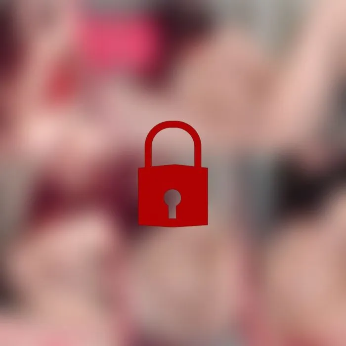 Genutzte Unterhose im Mund
