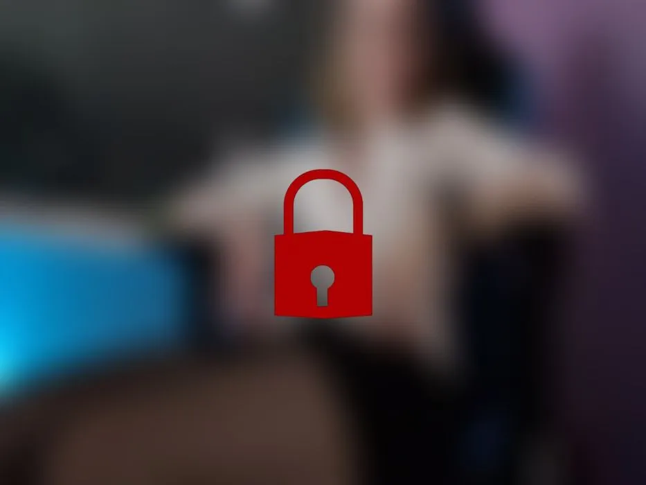 Im Büro selbstbefriedigt