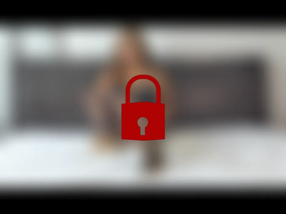 Dildo reiten und ficken im sexy Latexkleid mit Halterlosen und Highheels