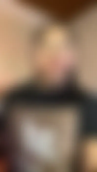 Erst necke ich dich mit meinen Titten, dann lutsche ich deinen reichen und leckeren Schwanz.