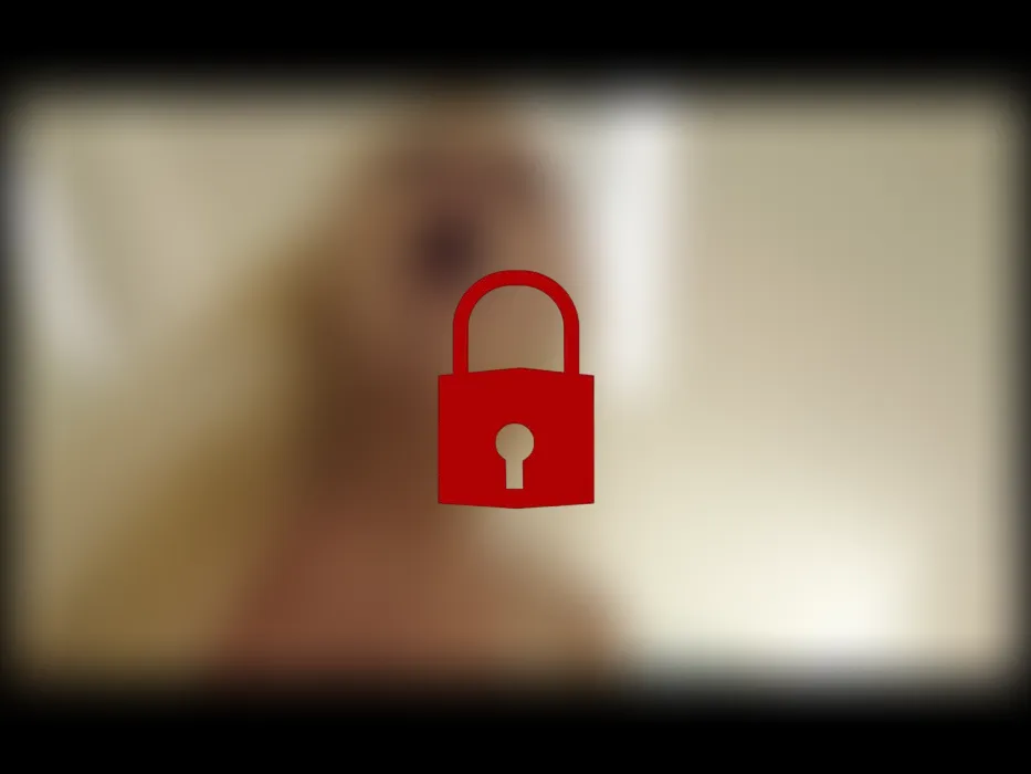 Mini Muschi bis zum Fotzenrand aufgespießt!!!