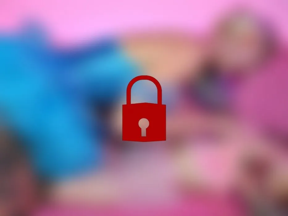 Strap On Fick Cinderella weckt Dornröschen aus feuchtem Traum Überraschung unterm Rock