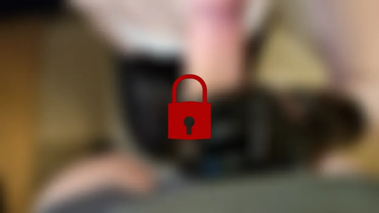 Handjob mit neuen Lack Handschuhen!!!