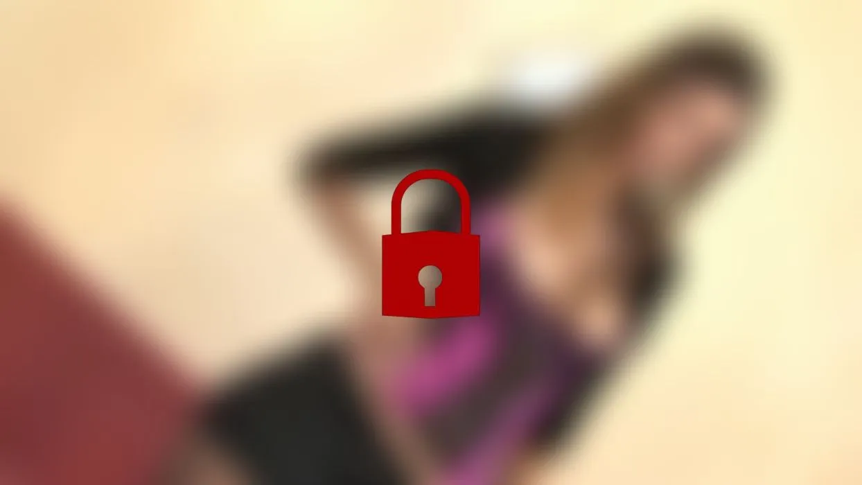 Tief bis zum Rand in meinen geilen Nylonarsch!!!
