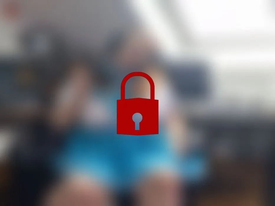 Gamer Freundin besorgt es sich! Geil durch zocken