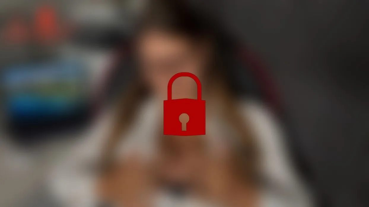 In Homeoffice mit verschiedenen Dildos Anal gefickt