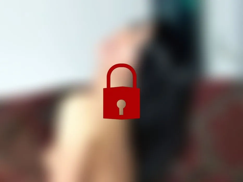 Cuckold leckt die vollgespermte Fotze sauber
